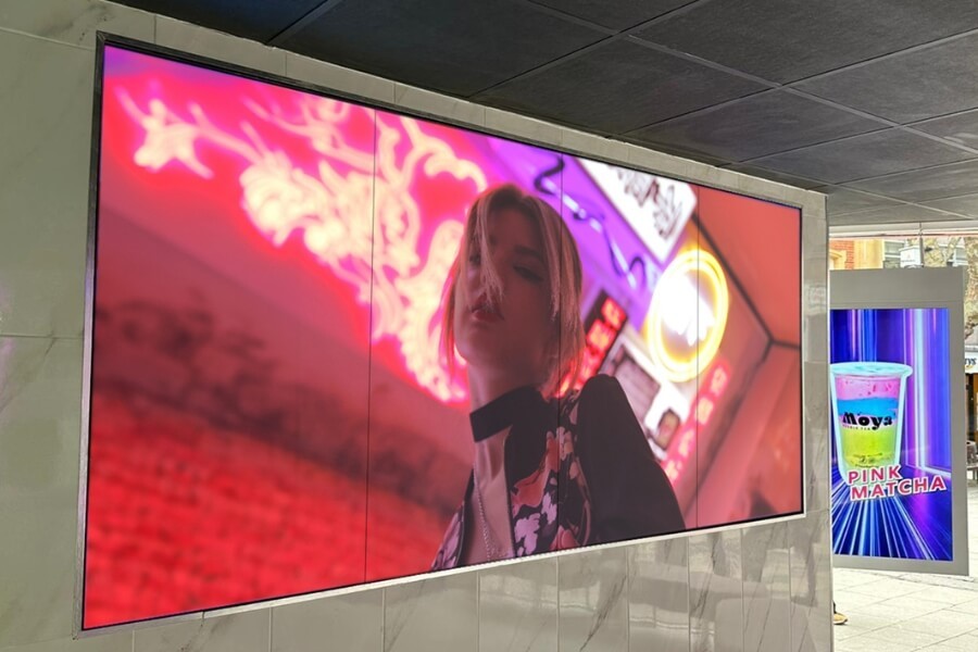 Seamless video wall with ultra-narrow bezel LCD panels for digital signage applications